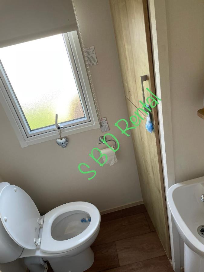 Summer Breeze Deluxe Caravan Rental Saint Osyth Exteriör bild