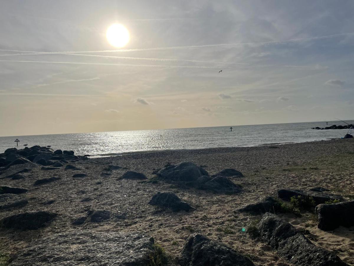 Summer Breeze Deluxe Caravan Rental Saint Osyth Exteriör bild